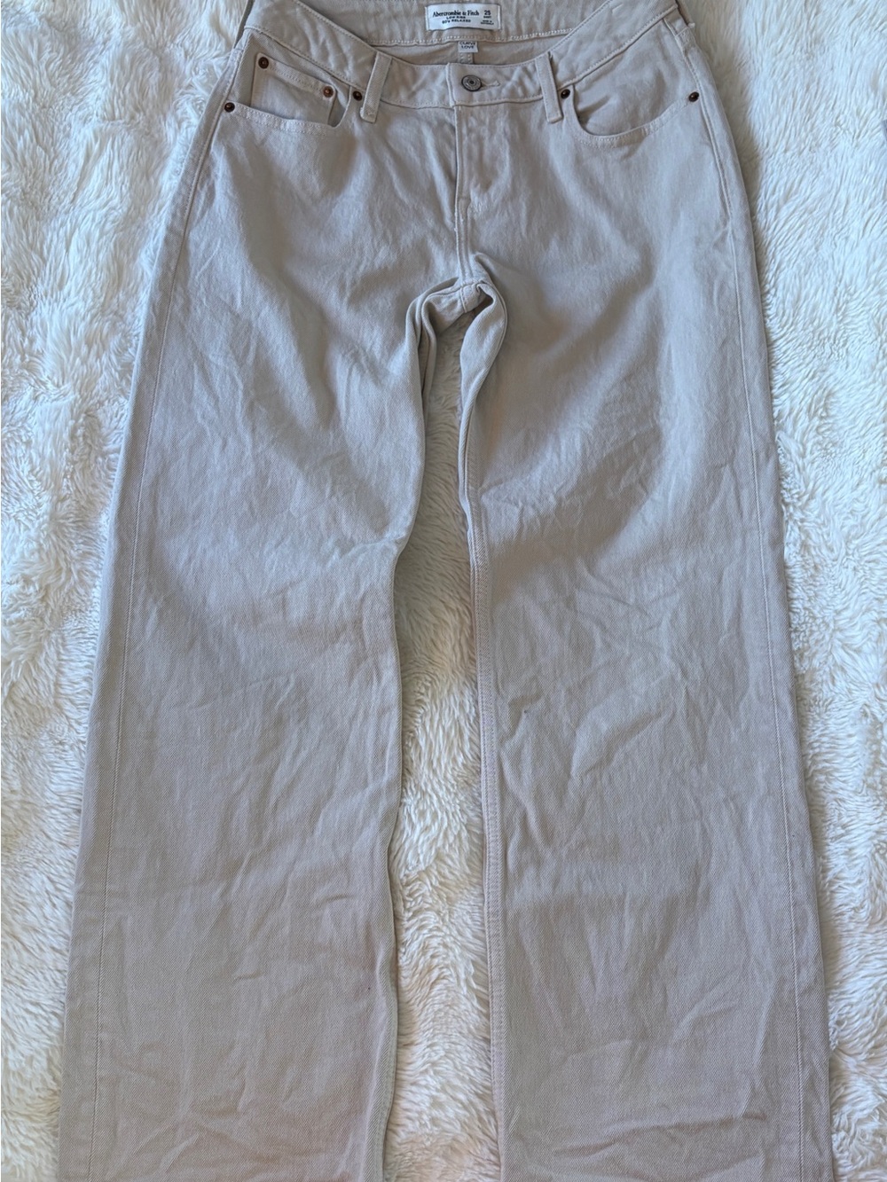 Abercrombie & Fitch Women's Curve Love low rise 90s relaxed Jeans in Cream - Picture 3 of 4